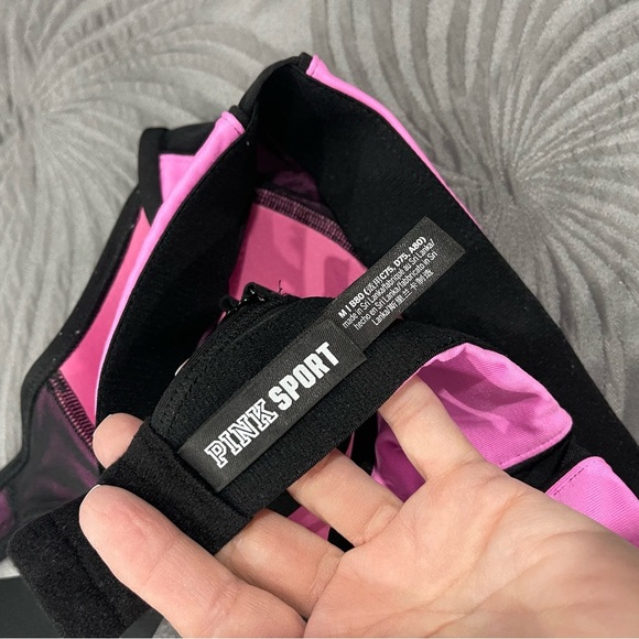 Medium Sports bra Victoria secret never use no tags - Picture 2 of 4